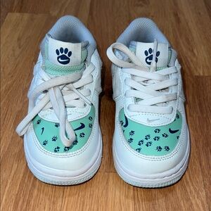 Nike Kids Sneakers in White and Mint with Paw Prints